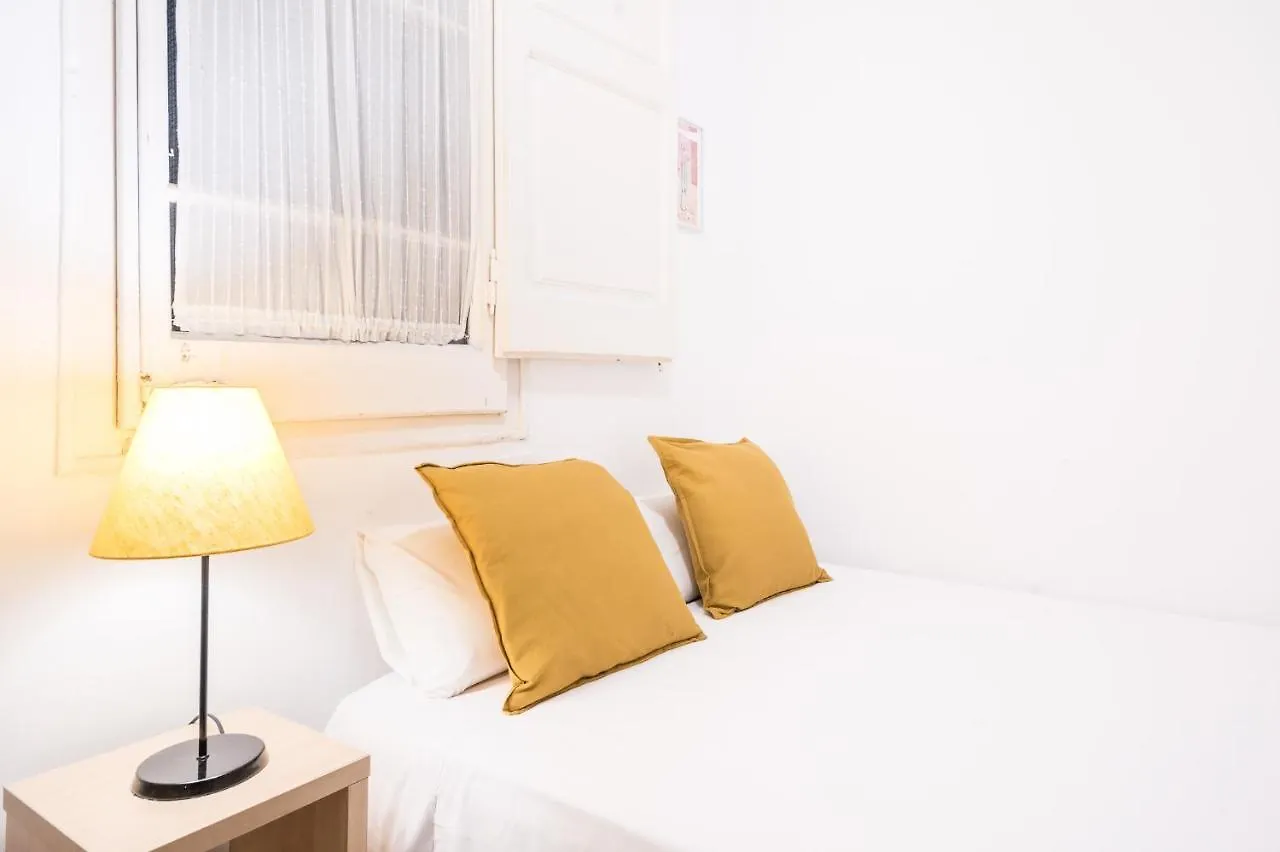 Spacious 3 Bed Apt In The Heart Of Sant Antoni Barcelona Apartmán