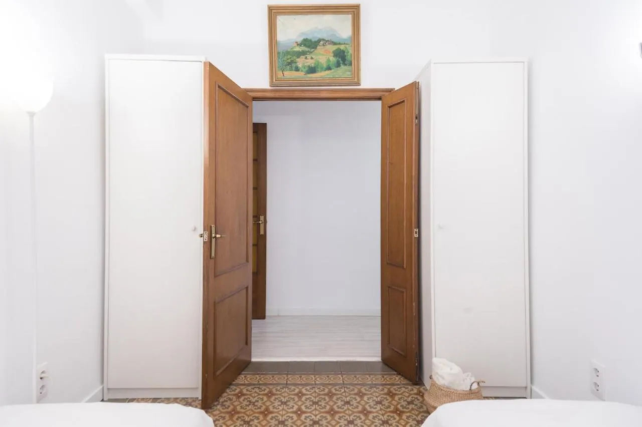 Spacious 3 Bed Apt In The Heart Of Sant Antoni Barcelona